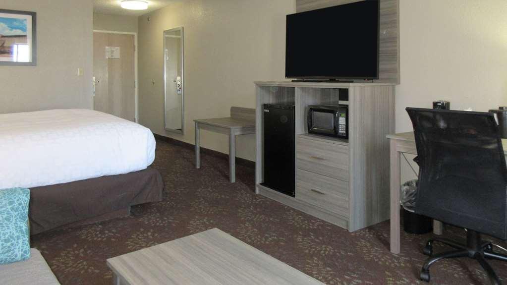 Clarion Pointe Evansville North Warrenton Room photo