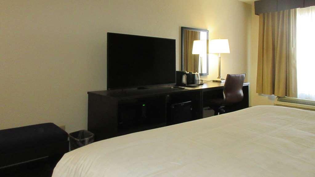 Clarion Pointe Evansville North Warrenton Room photo