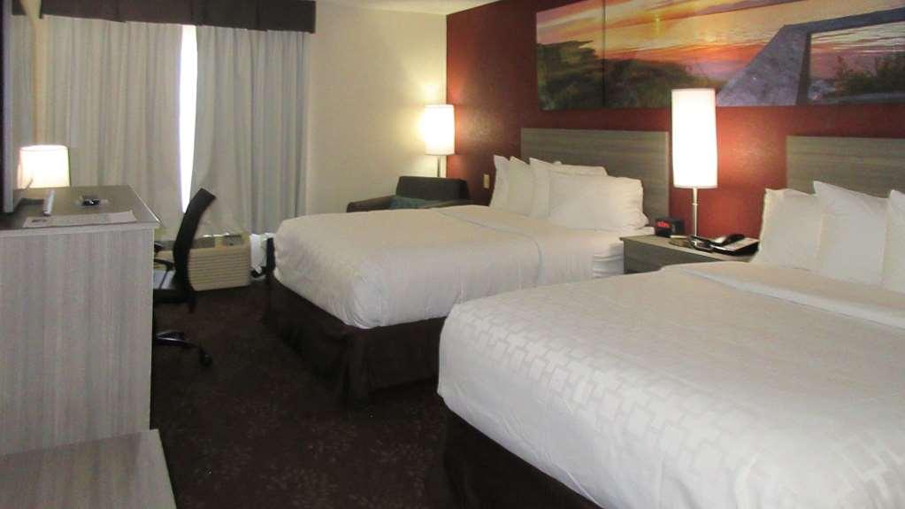 Clarion Pointe Evansville North Warrenton Room photo