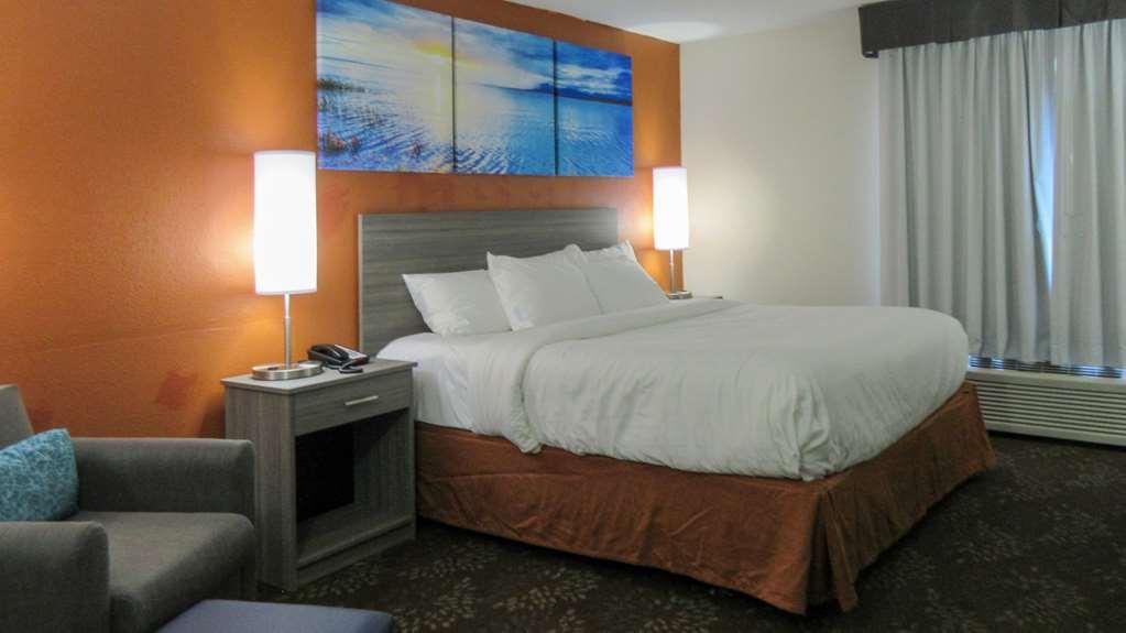 Clarion Pointe Evansville North Warrenton Room photo