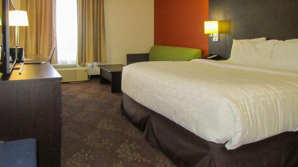 Clarion Pointe Evansville North Warrenton Room photo