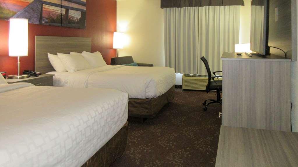 Clarion Pointe Evansville North Warrenton Room photo